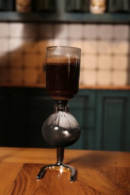 Kahve odasında kahve hazırlayan barista.