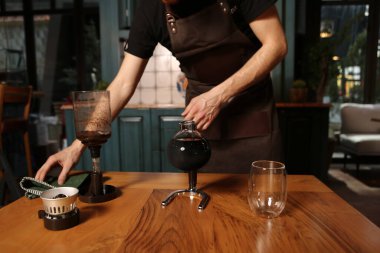 Kahve odasında kahve hazırlayan barista.