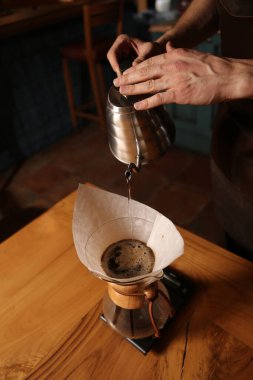 Kahve odasında kahve hazırlayan barista.