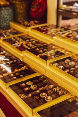 bir sürü değişik çikolatalı pralin
