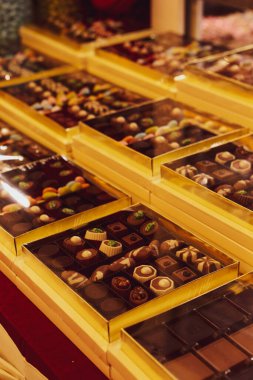 bir sürü değişik çikolatalı pralin