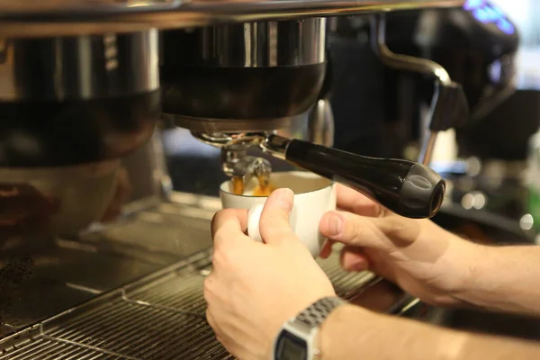 Barista Vaří Kávu Kavárně — Stock fotografie