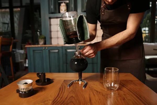 Barista Brüht Kaffee Der Kaffeestube — Stockfoto