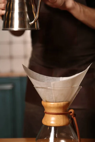 Barista Kávét Főz Kávéházban — Stock Fotó
