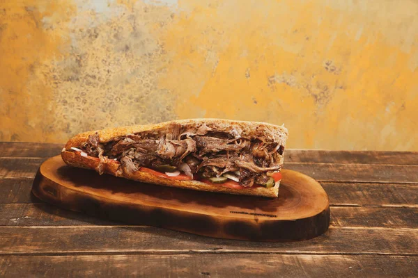 Doner Kebab Ligger Skärbrädan Shawarma Med Kött Lök Sallad Ligger — Stockfoto