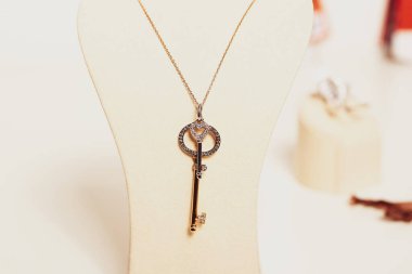 Elmas Mücevherler ve Moda Mücevherleri