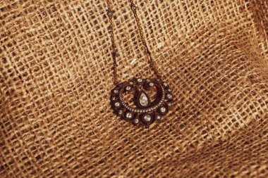 Elmas Mücevherler ve Moda Mücevherleri