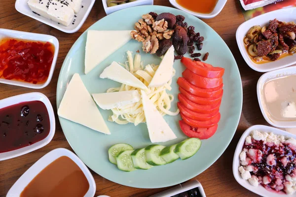 zengin ve leziz Türk Kahvaltı