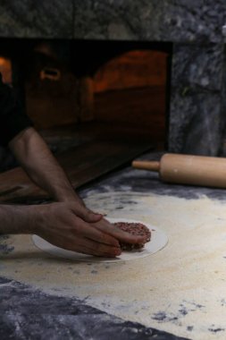 Türk pizzası ya da lahmacun yapmak - Akdeniz ülkelerinde fast food ve popüler sokak yemekleri. Hamur, kıyma ve sebze karışımı Türk pidesini pişirmek için..