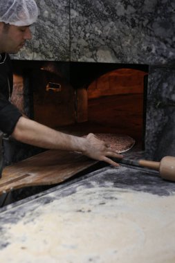 Türk pizzası ya da lahmacun yapmak - Akdeniz ülkelerinde fast food ve popüler sokak yemekleri. Hamur, kıyma ve sebze karışımı Türk pidesini pişirmek için..