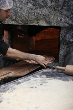 Türk pizzası ya da lahmacun yapmak - Akdeniz ülkelerinde fast food ve popüler sokak yemekleri. Hamur, kıyma ve sebze karışımı Türk pidesini pişirmek için..