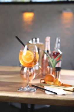 Lokantadaki masada alkol kokteyli.