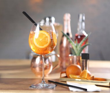 Lokantadaki masada alkol kokteyli.