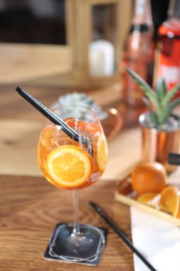 Lokantadaki masada alkol kokteyli.