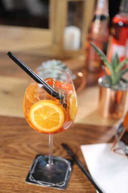 Lokantadaki masada alkol kokteyli.