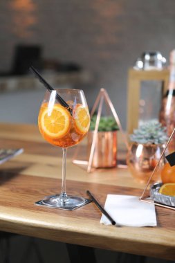 Lokantadaki masada alkol kokteyli.