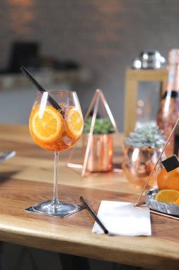 Lokantadaki masada alkol kokteyli.