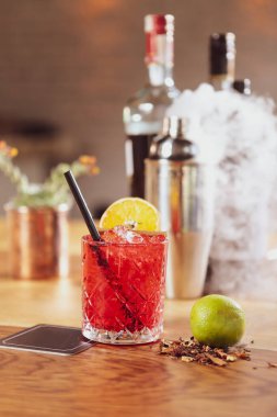 Lokantadaki masada alkol kokteyli.