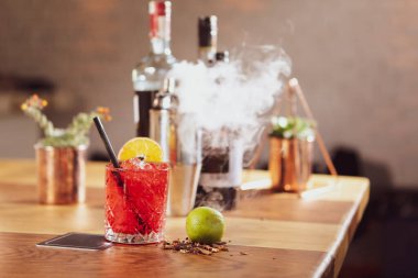 Lokantadaki masada alkol kokteyli.