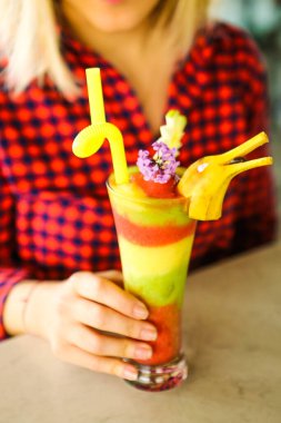 Lokantadaki masada alkol kokteyli.