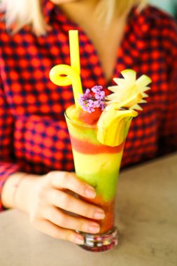 Lokantadaki masada alkol kokteyli.