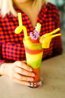 Lokantadaki masada alkol kokteyli.