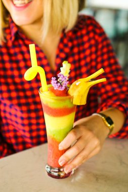 Lokantadaki masada alkol kokteyli.