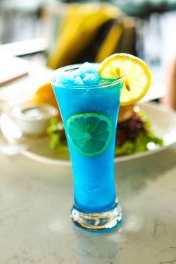 Lokantadaki masada alkol kokteyli.