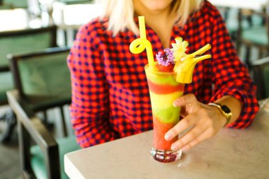 Lokantadaki masada alkol kokteyli.