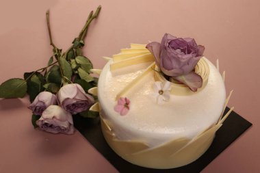 Masada lezzetli bir pasta var.