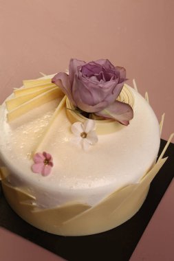 Masada lezzetli bir pasta var.