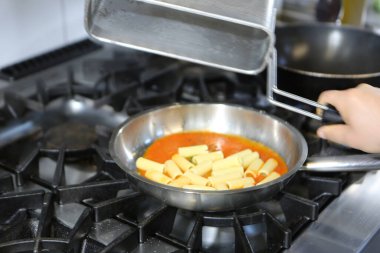 soba yangın pişirme makarna ile pota