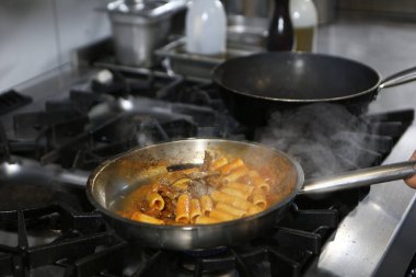 soba yangın pişirme makarna ile pota