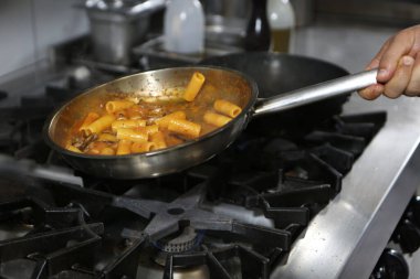 soba yangın pişirme makarna ile pota