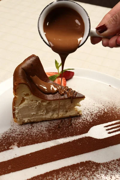 Tavola Con Deliziosa Torta Sul Tavolo — Foto Stock