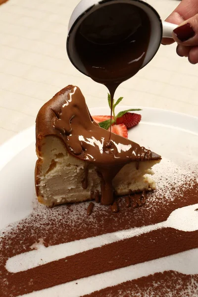 Tavola Con Deliziosa Torta Sul Tavolo — Foto Stock