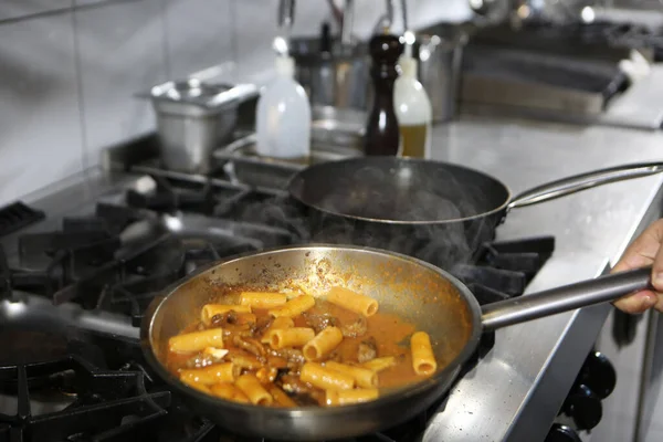 soba yangın pişirme makarna ile pota