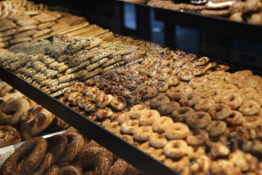 Bir grup çeşit kurabiye. Çikolata parçacıklı, yulaflı, kuru üzümlü, beyaz çikolatalı.