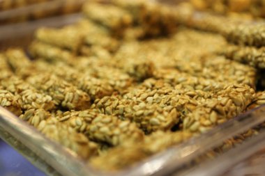 Bir grup çeşit kurabiye. Çikolata parçacıklı, yulaflı, kuru üzümlü, beyaz çikolatalı.