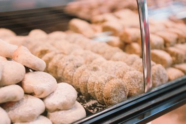 Bir grup çeşit kurabiye. Çikolata parçacıklı, yulaflı, kuru üzümlü, beyaz çikolatalı.