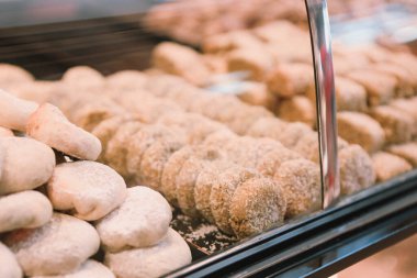 Bir grup çeşit kurabiye. Çikolata parçacıklı, yulaflı, kuru üzümlü, beyaz çikolatalı.