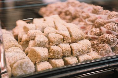 Bir grup çeşit kurabiye. Çikolata parçacıklı, yulaflı, kuru üzümlü, beyaz çikolatalı.