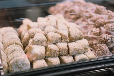 Bir grup çeşit kurabiye. Çikolata parçacıklı, yulaflı, kuru üzümlü, beyaz çikolatalı.