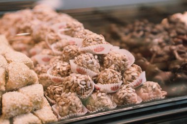 Bir grup çeşit kurabiye. Çikolata parçacıklı, yulaflı, kuru üzümlü, beyaz çikolatalı.