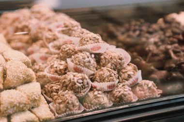 Bir grup çeşit kurabiye. Çikolata parçacıklı, yulaflı, kuru üzümlü, beyaz çikolatalı.