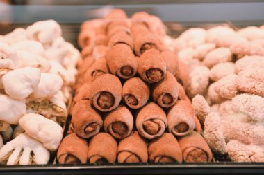 Bir grup çeşit kurabiye. Çikolata parçacıklı, yulaflı, kuru üzümlü, beyaz çikolatalı.