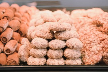 Bir grup çeşit kurabiye. Çikolata parçacıklı, yulaflı, kuru üzümlü, beyaz çikolatalı.