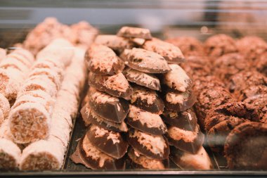 Bir grup çeşit kurabiye. Çikolata parçacıklı, yulaflı, kuru üzümlü, beyaz çikolatalı.