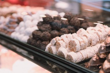 Bir grup çeşit kurabiye. Çikolata parçacıklı, yulaflı, kuru üzümlü, beyaz çikolatalı.