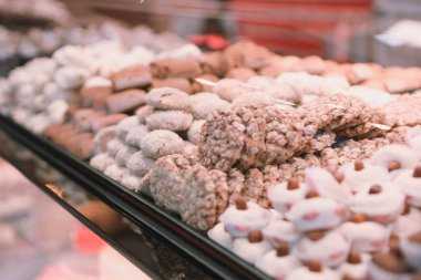 Bir grup çeşit kurabiye. Çikolata parçacıklı, yulaflı, kuru üzümlü, beyaz çikolatalı.